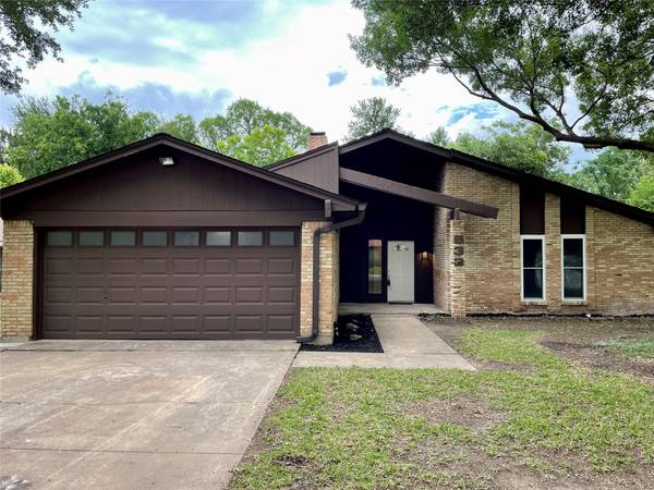 933 S Timberline Drive, Benbrook, TX 76126