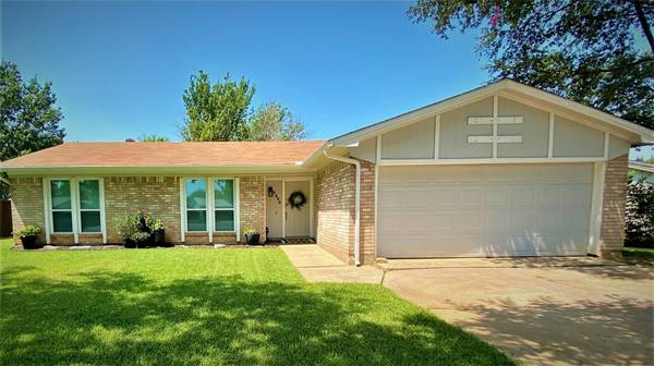 2925 Highgate Lane, Bedford, TX 76021