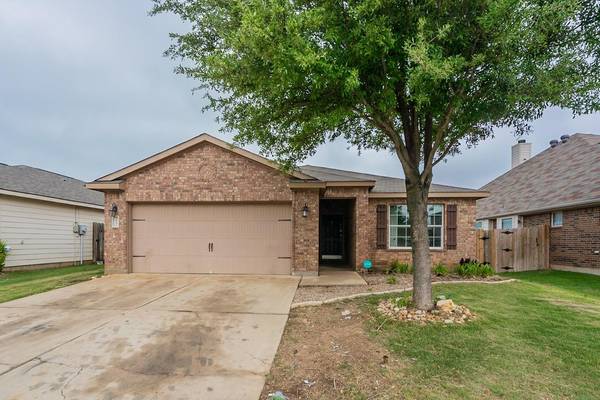 532 Hidden Dale Drive, Fort Worth, TX 76140