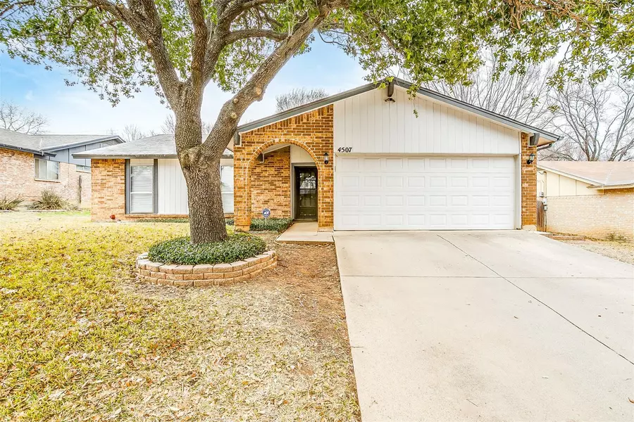 4507 Palomino Court, Arlington, TX 76017