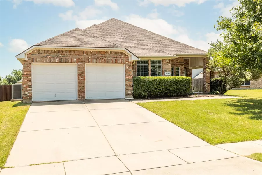 5739 Derek Way, Grand Prairie, TX 75052