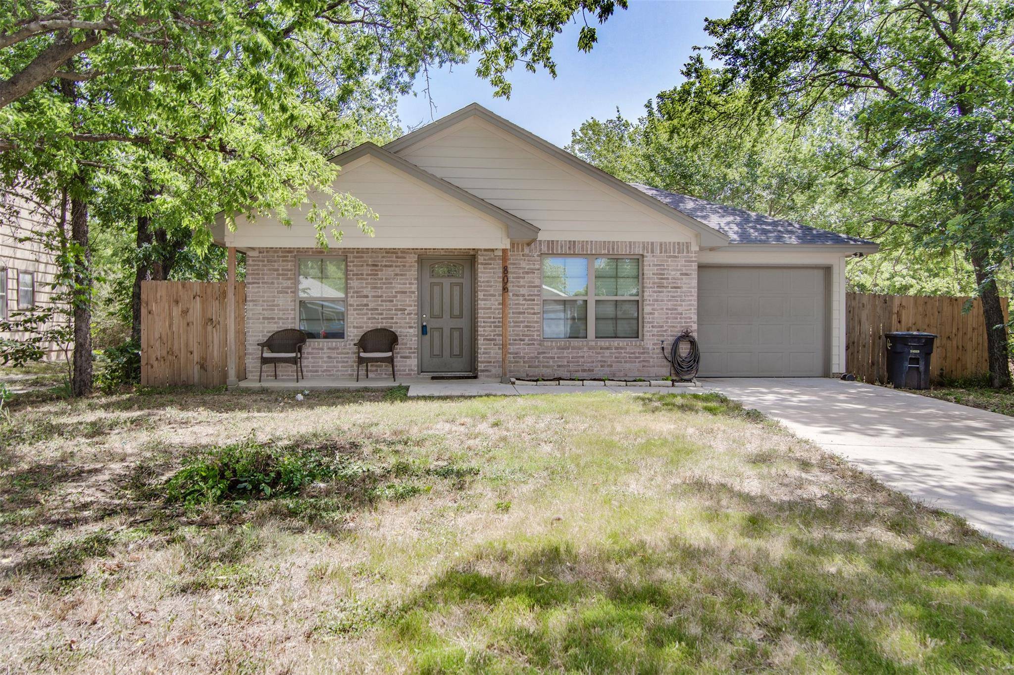 806 Chase Avenue, Cleburne, TX 76031