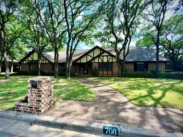 708 Oakmont Lane N, Fort Worth, TX 76112