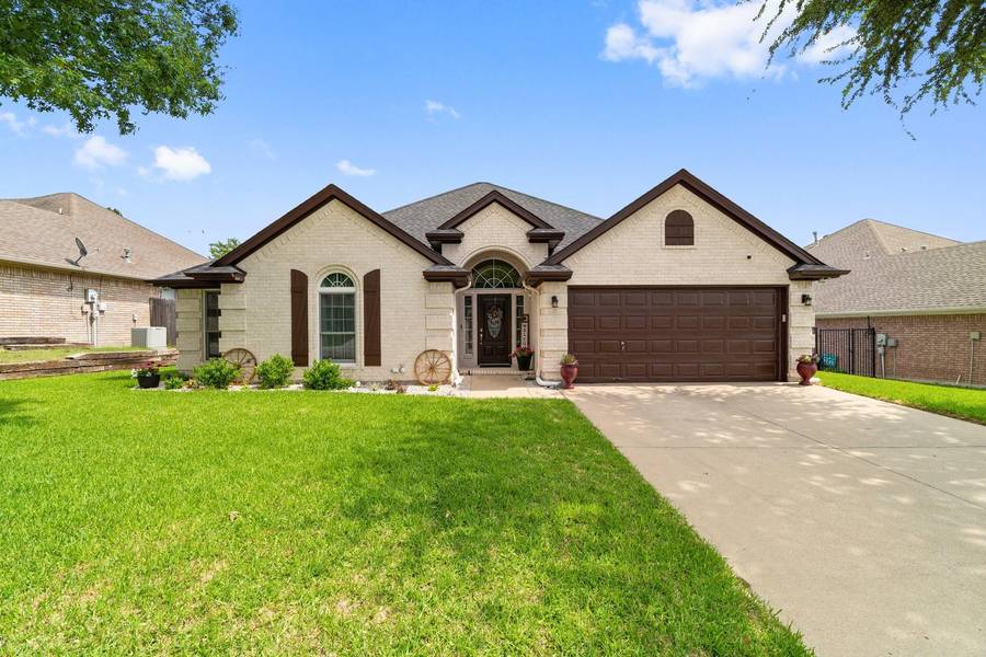 825 Sky Wood Court, Saginaw, TX 76179