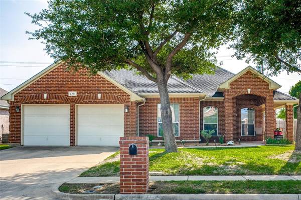 2711 W Shore Drive, Grand Prairie, TX 75052