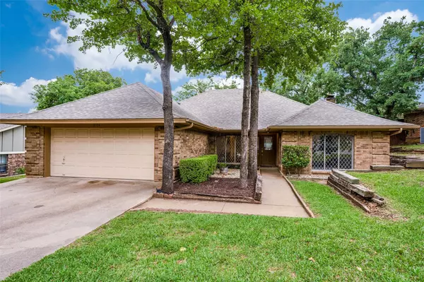 5104 Misty Wood Drive, Arlington, TX 76017