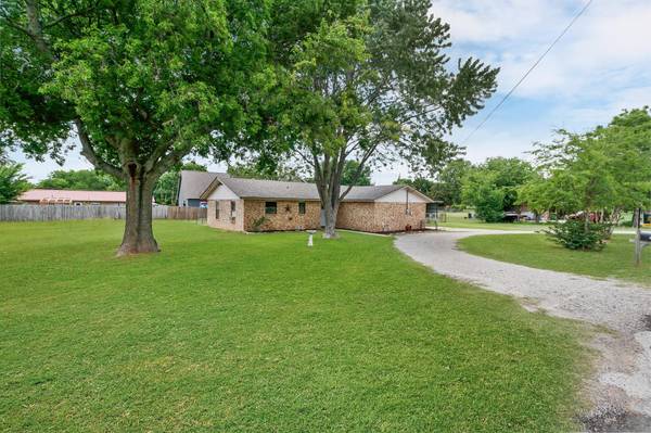 825 N Avenue B, Springtown, TX 76082