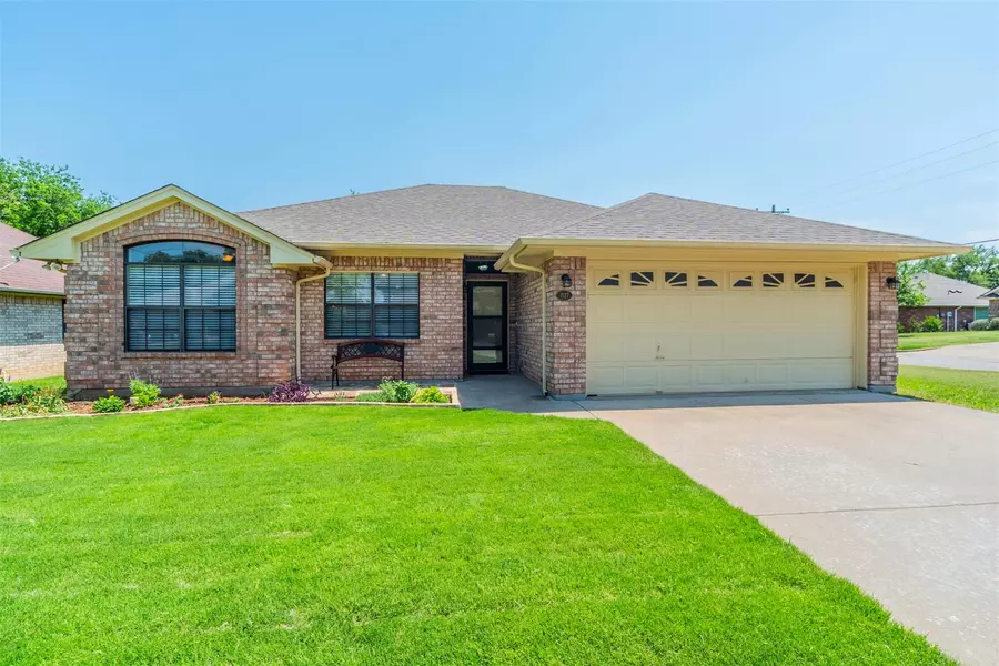 1527 Clover Lane, Granbury, TX 76048