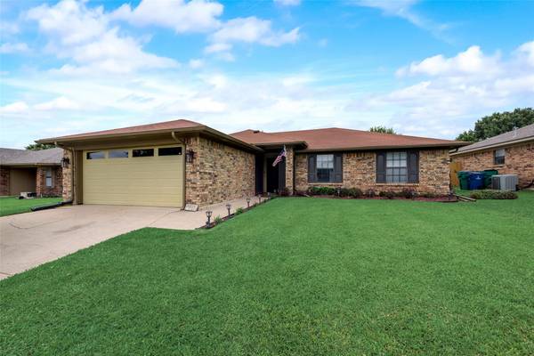 6625 Willow View Drive, Watauga, TX 76148