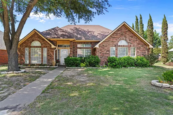 2708 Hemingway Drive, Grand Prairie, TX 75052