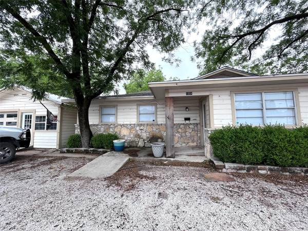 1004 E Central Avenue,  Comanche,  TX 76442