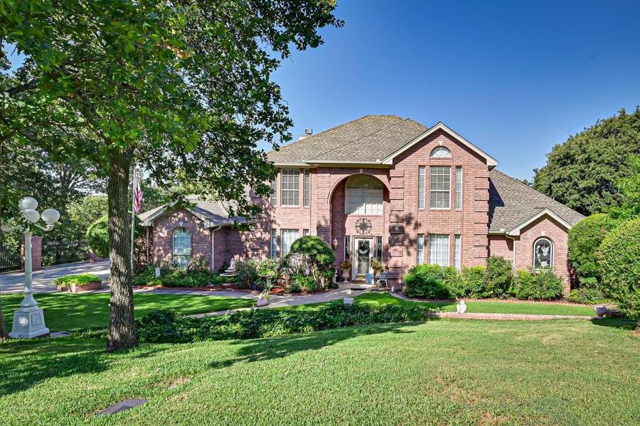 102 Hillside Drive E, Burleson, TX 76028