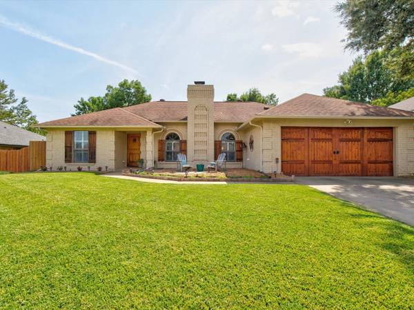 209 Montreal Drive, Hurst, TX 76054