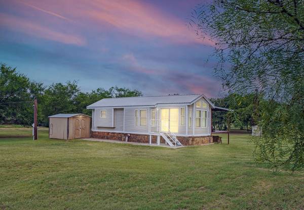 319 W Palo Pinto Street, Santo, TX 76472