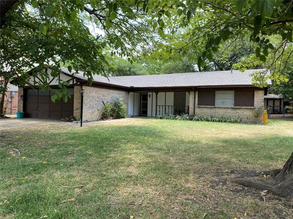 2011 Pebblecreek Drive, Cleburne, TX 76033