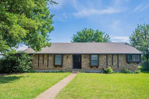 116 Locust Drive, Oak Leaf, TX 75154