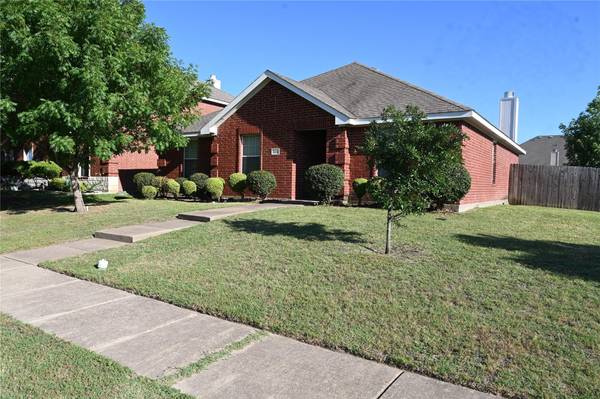 305 Honeysuckle Court, Red Oak, TX 75154