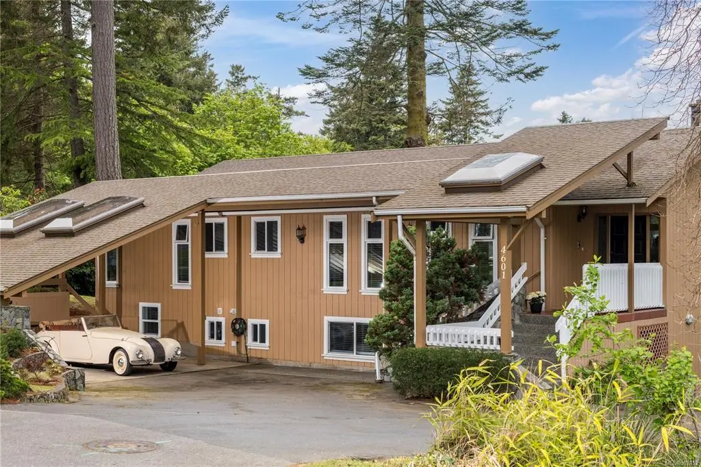 Saanich, BC V8N 3W1,4601 Seawood Terr