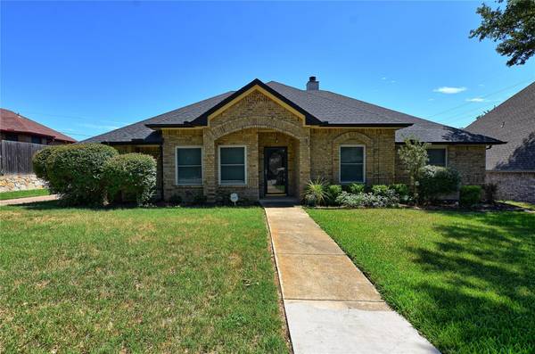 7506 Lake Park Court, Arlington, TX 76016