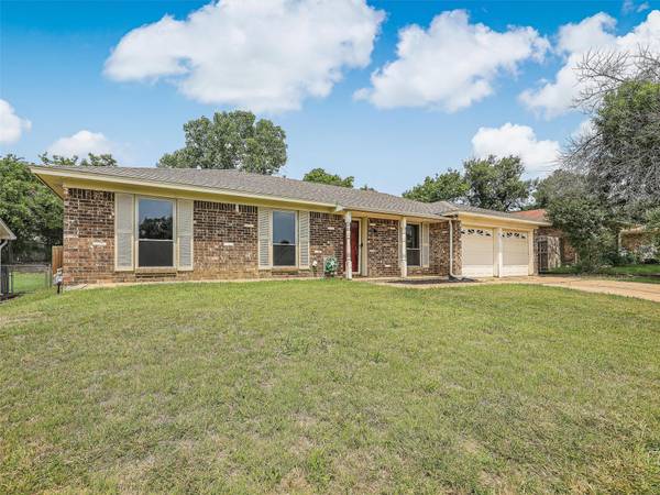 925 Prestwick Street, Bedford, TX 76022