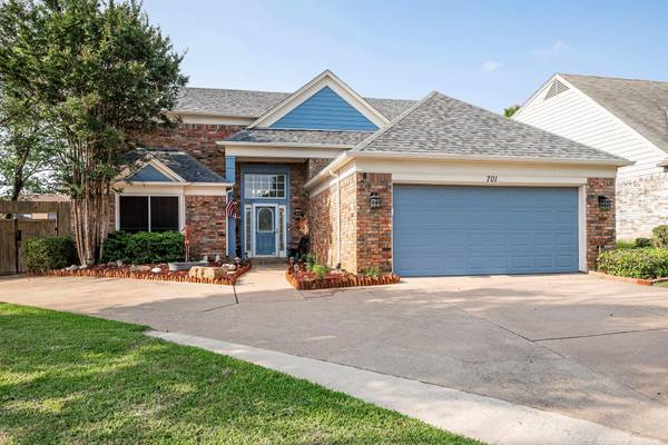 701 Berkshire Lane, Grapevine, TX 76051