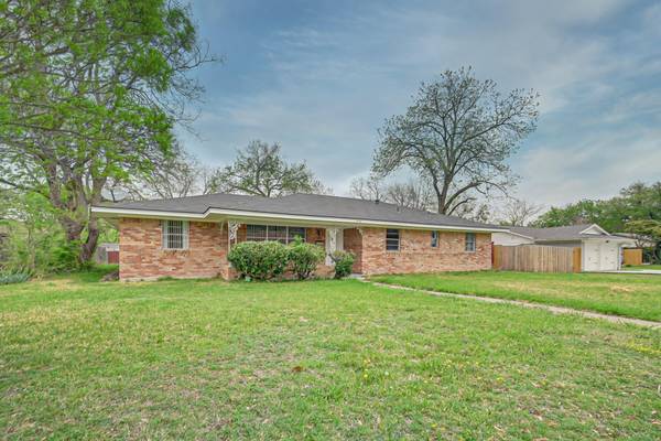 810 Danish Drive, Grand Prairie, TX 75050