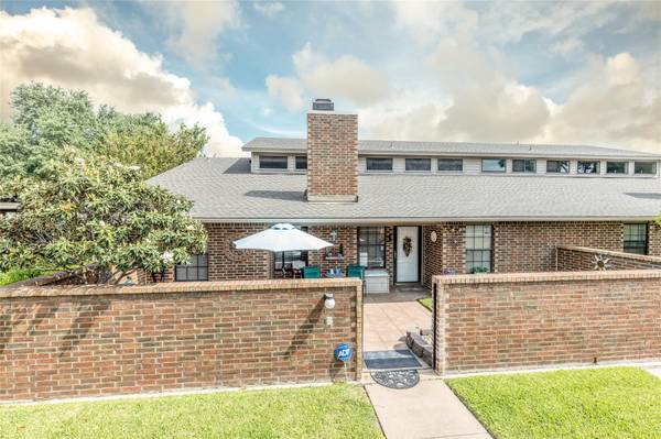 1003 Riverchase Street, Benbrook, TX 76126