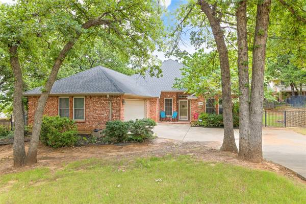 733 Big Horn Trail, Crowley, TX 76036