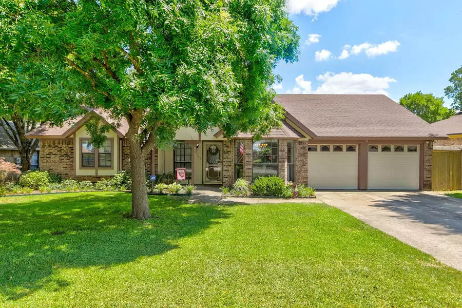 10165 Stoneleigh Drive, Benbrook, TX 76126