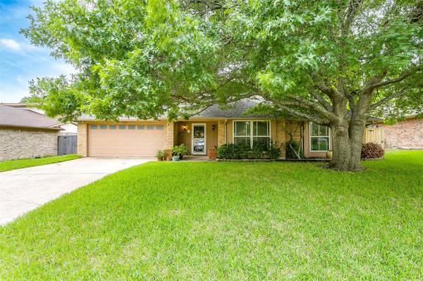 209 Haywood Drive, Benbrook, TX 76126