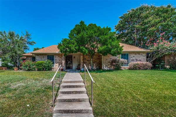 10124 Stoneleigh Drive, Benbrook, TX 76126