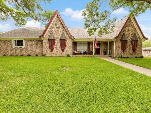 1008 Willowcreek Road, Cleburne, TX 76033