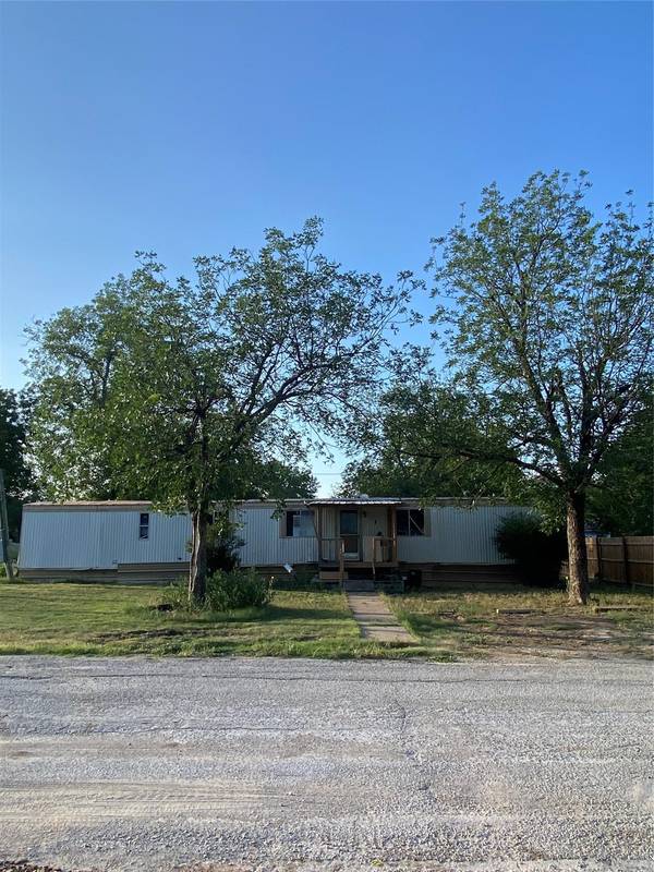 301 E Paine Avenue, Comanche, TX 76442