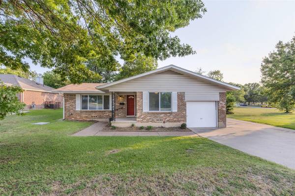 1224 S Center Street,  Arlington,  TX 76010