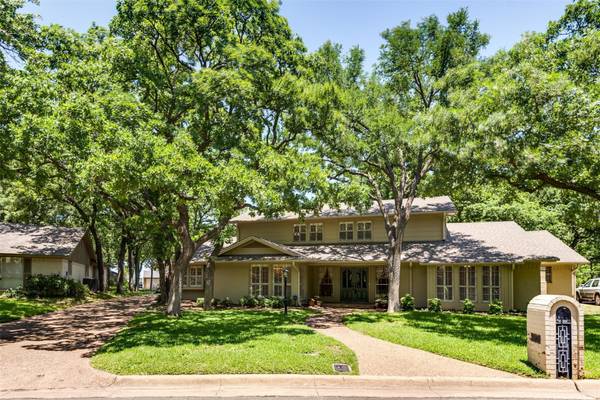 2403 Lakeview Circle, Arlington, TX 76013