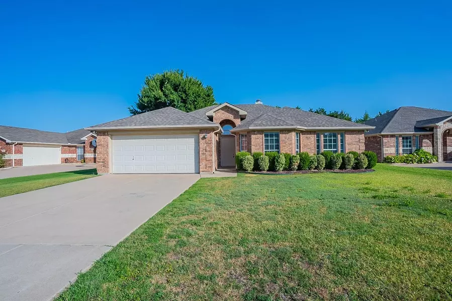 214 Meadowside Drive, Mansfield, TX 76063