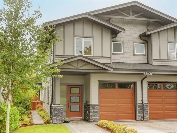 1757 Newton St #2,  Victoria,  BC V8R 2R1