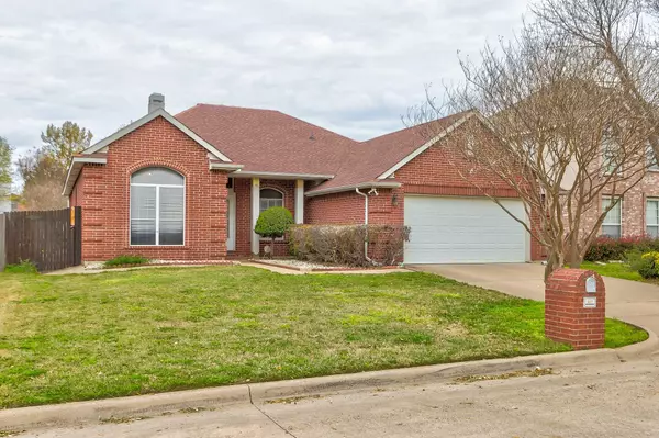 807 Blossomwood Drive, Arlington, TX 76017