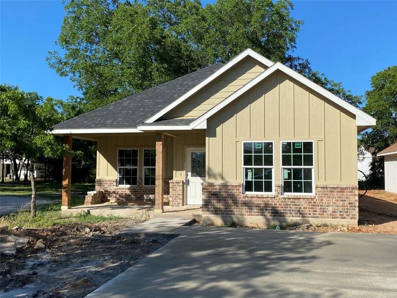 890 Sabine Avenue, Cleburne, TX 76031