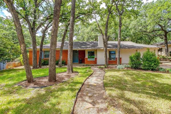 609 Oakwood Avenue, Hurst, TX 76053