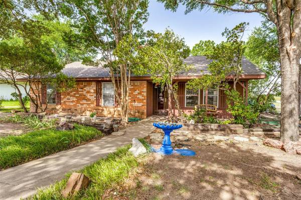 175 Creekview Drive E, Red Oak, TX 75154