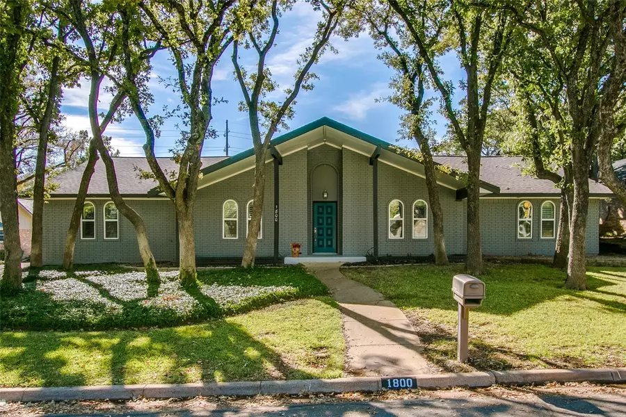 1800 Woodside Drive, Arlington, TX 76013