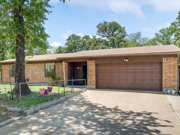 733 Lake Crest Parkway, Azle, TX 76020