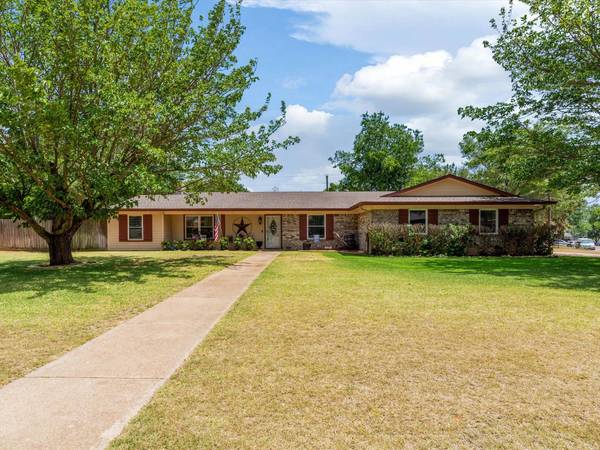 1207 Bradley Drive, Cleburne, TX 76033