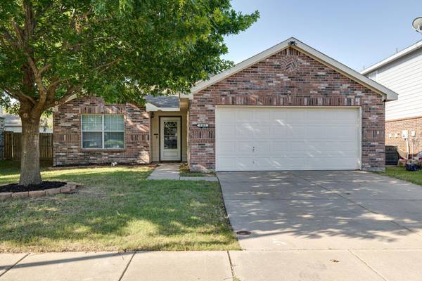 8413 Star Thistle Drive, Fort Worth, TX 76179