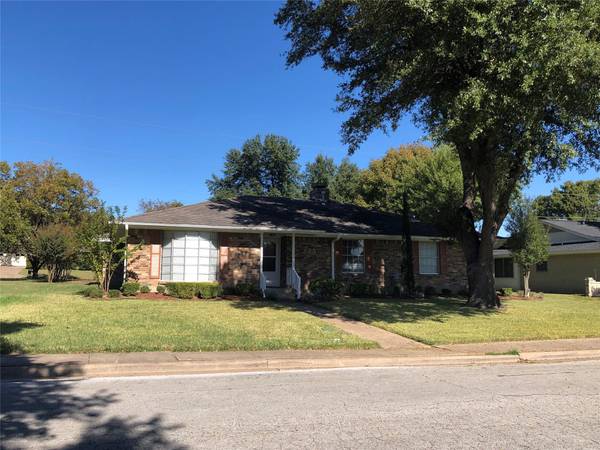 325 Lisa Lane, Desoto, TX 75115