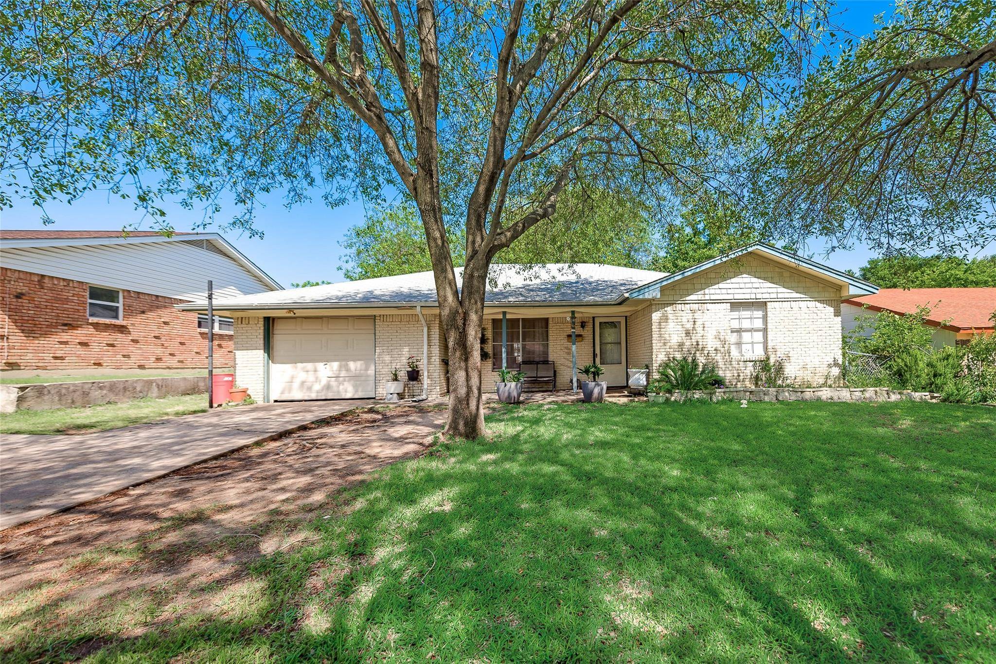 1010 4th Street, Grand Prairie, TX 75051