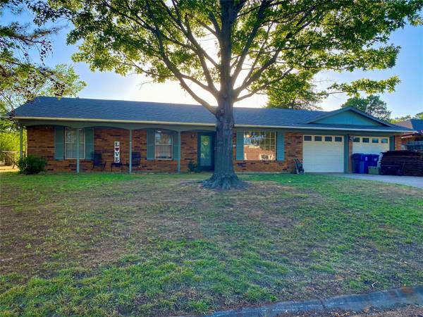 310 Oakwood Drive, Keene, TX 76059