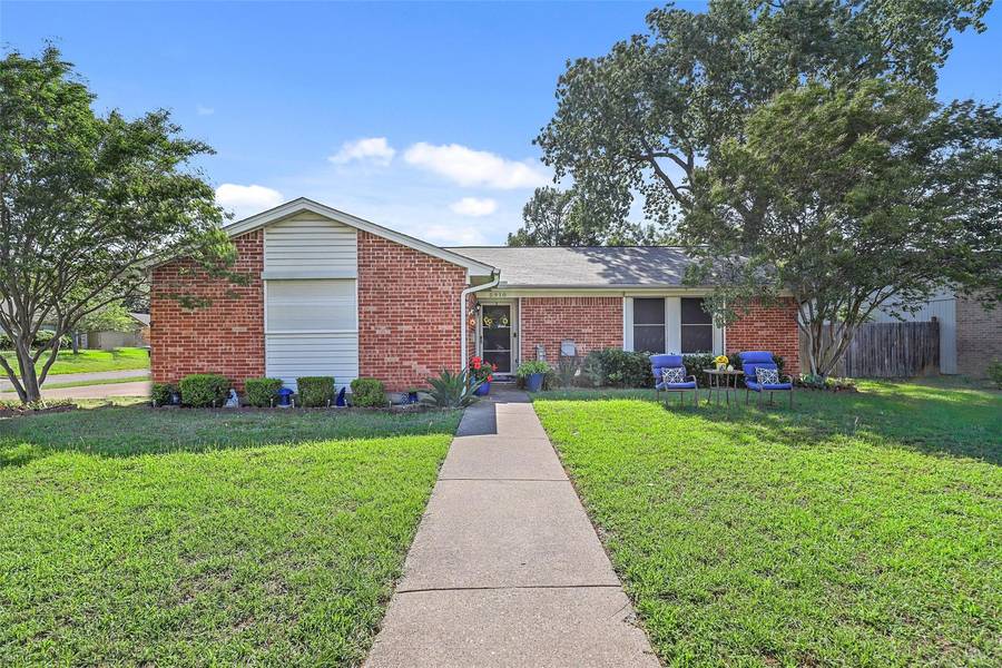 5910 Crepe Myrtle Drive, Arlington, TX 76017