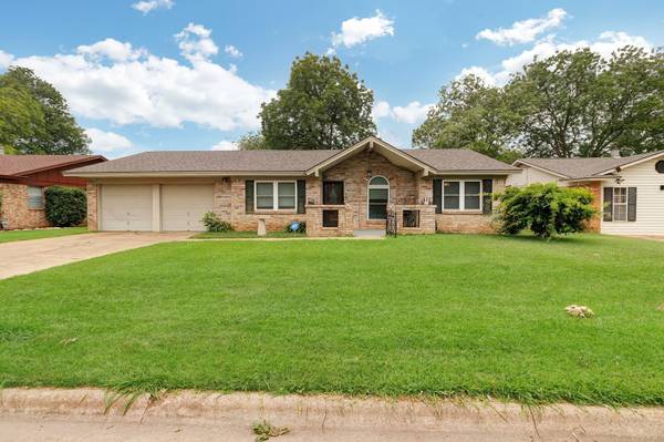 608 Meadowcrest, Crowley, TX 76036